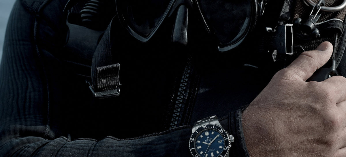 Plongeur équipé portant une montre Depth de Modus Horlogerie