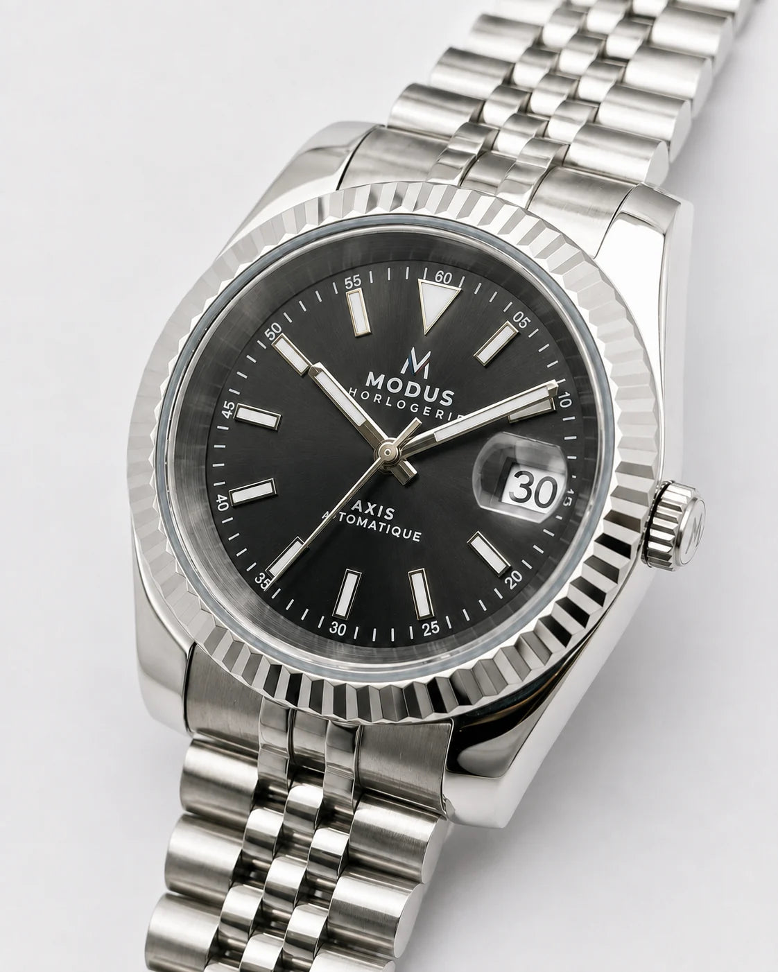 AXIS · Automatique · Ardoise — trois quarts, lunette cannelée et bracelet jubilé acier
