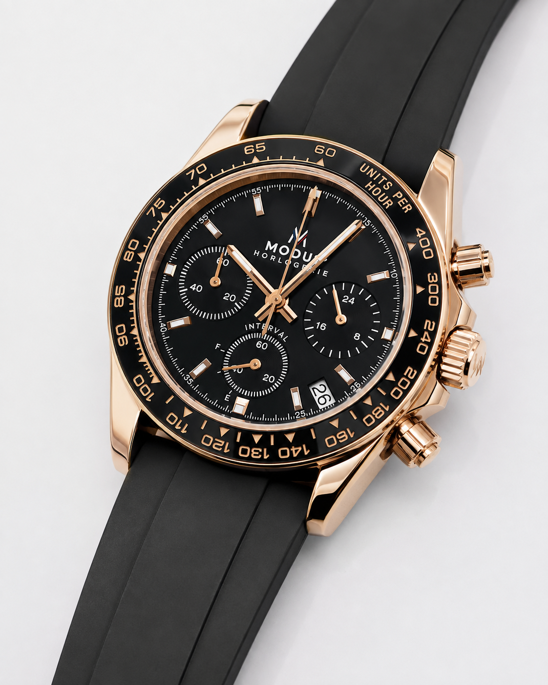 Interval Éclipse, chronographe automatique or rose à cadran noir, trois-quarts sur bracelet caoutchouc — Modus Horlogerie