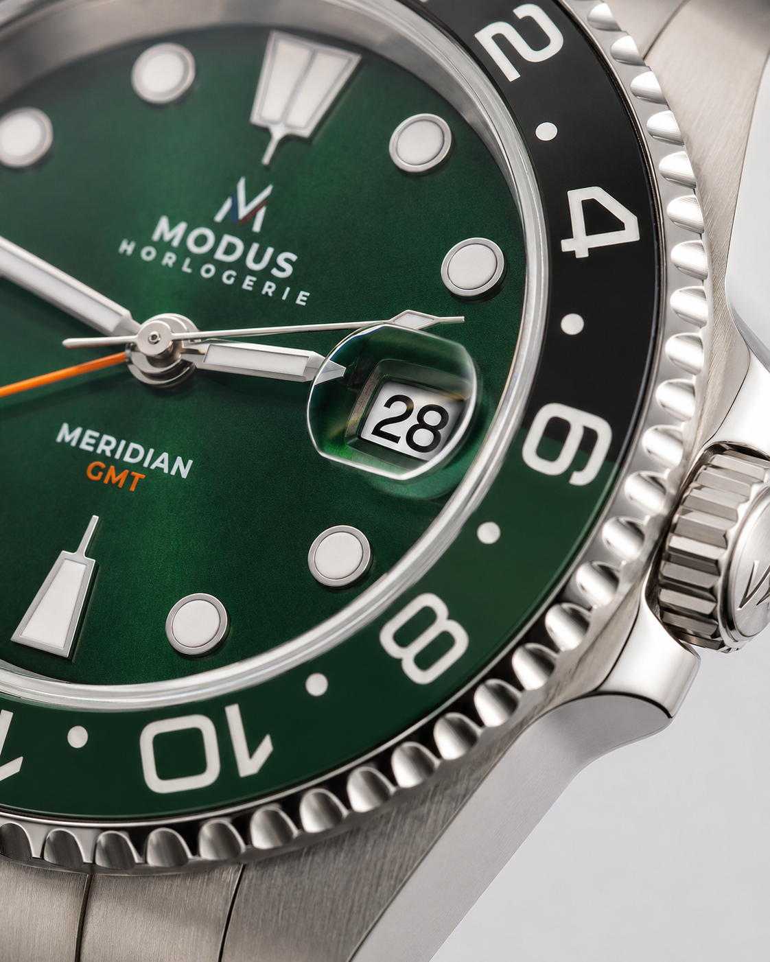 MERIDIAN-02 Méridien Vert GMT, cadran vert soleillé, aiguille 24 h orange et lunette vert-noir — Modus Horlogerie