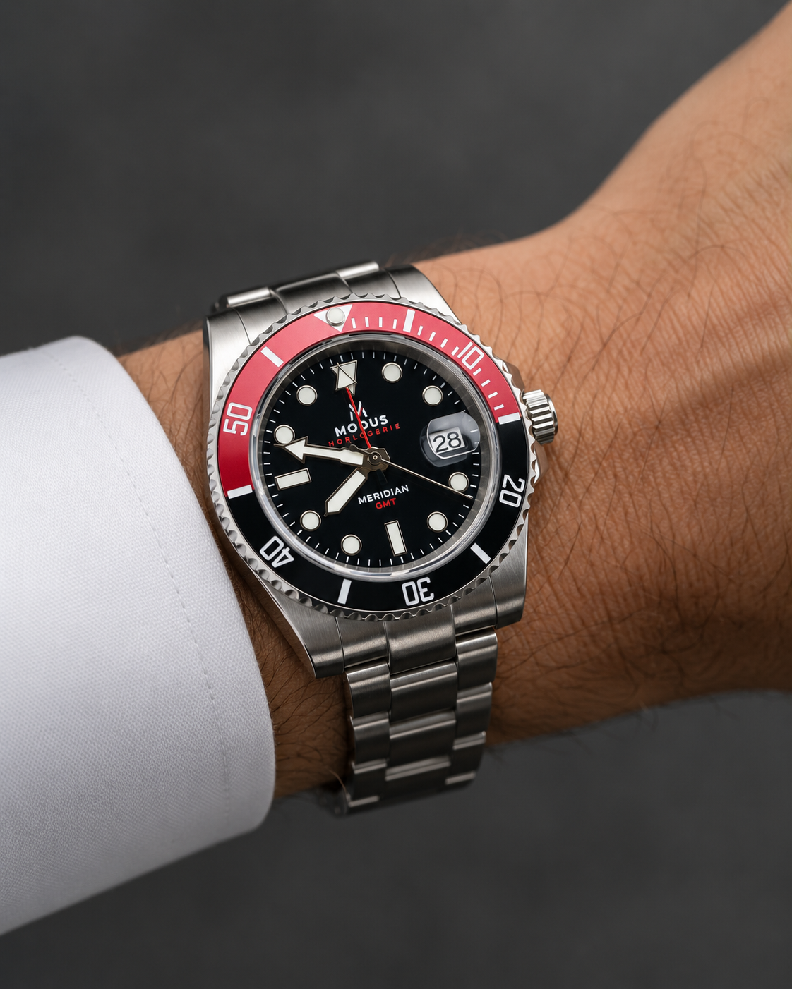 MERIDIAN · GMT automatique · Lunette rouge — portée au poignet