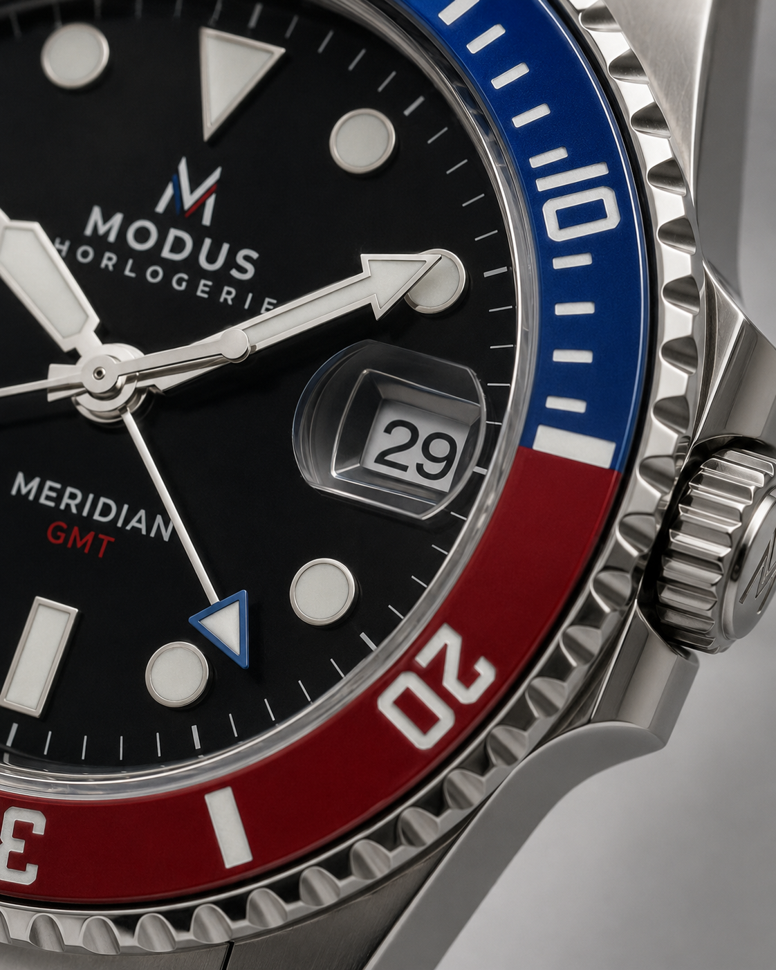 MERIDIAN-05 Méridien Bicolore GMT, lunette bleu et rouge, cadran noir — Modus Horlogerie
