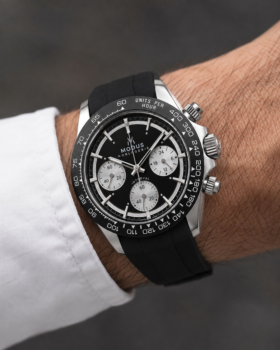 INTERVAL · Chronographe · Panda inversé — portée au poignet