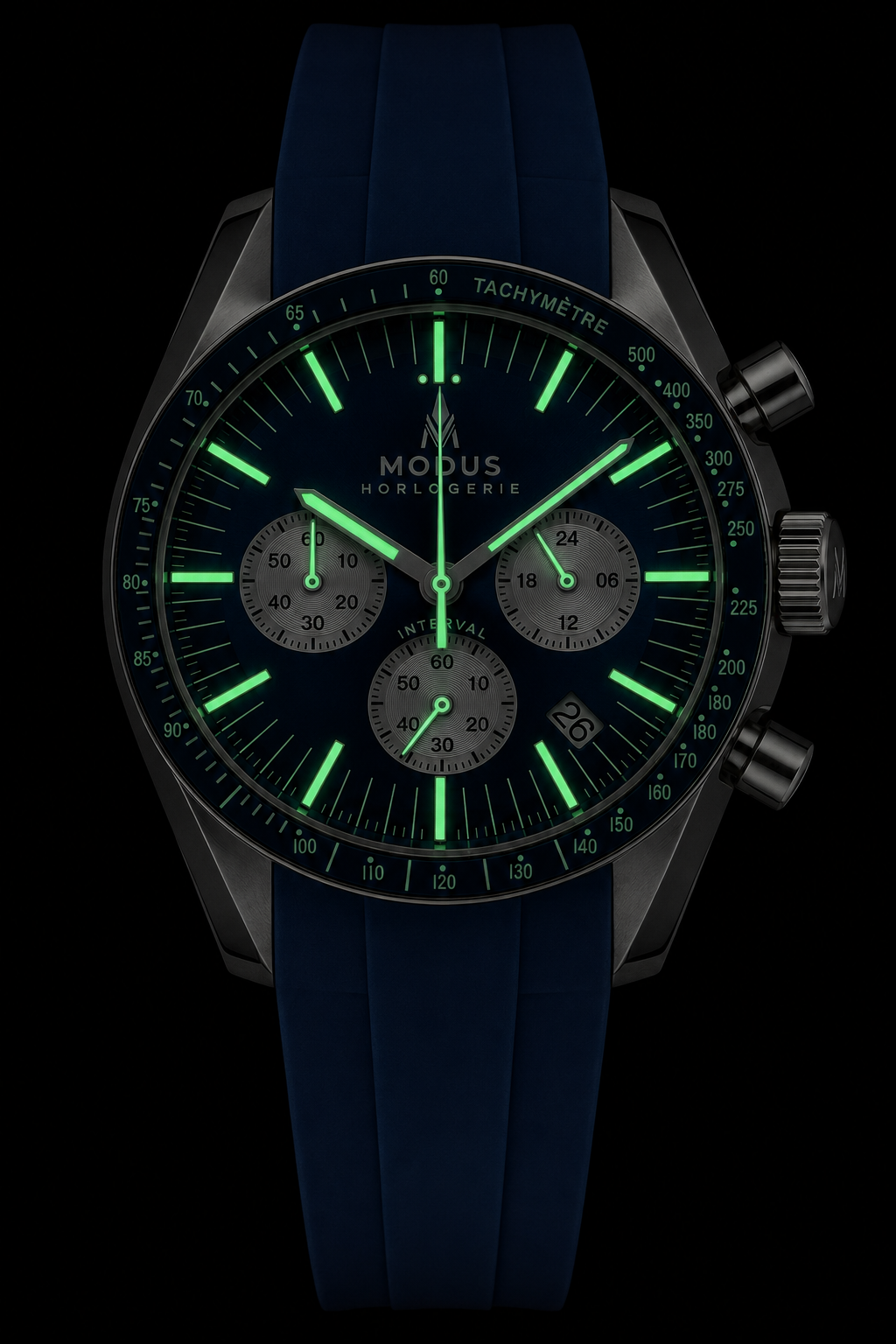 Chronographe à cadran bleu dans l'obscurité, luminescence verte des index