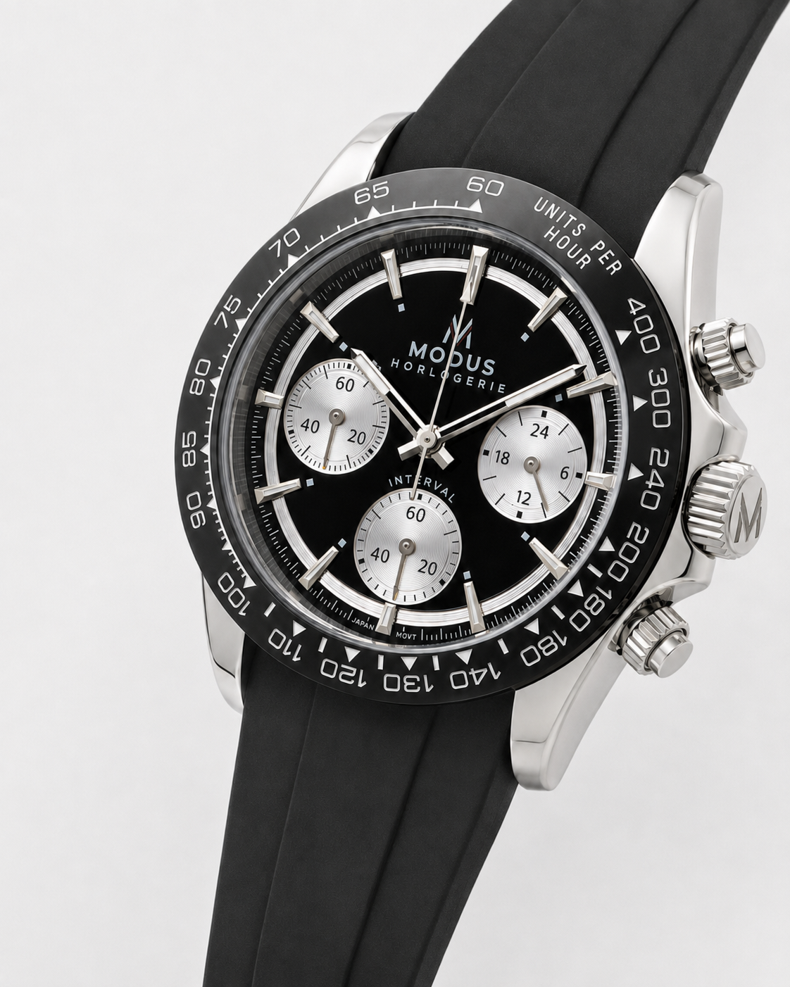 Chronographe Modus Interval acier à cadran noir et compteurs argentés, de trois quarts