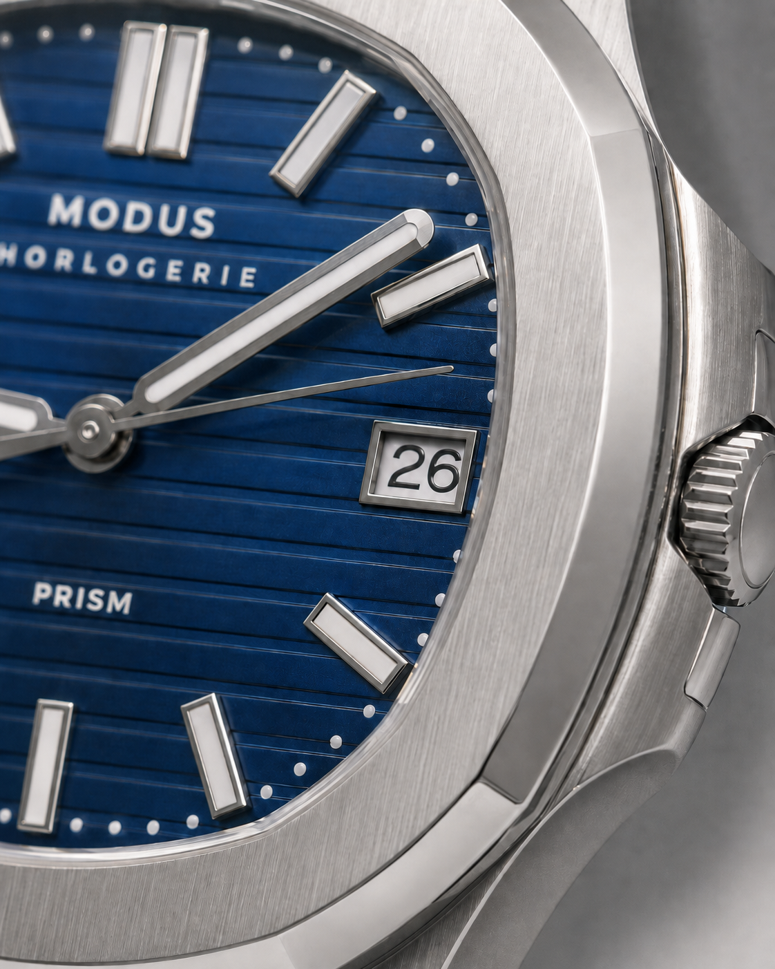 Cadran bleu cobalt strié de la Prism en gros plan, index appliqués