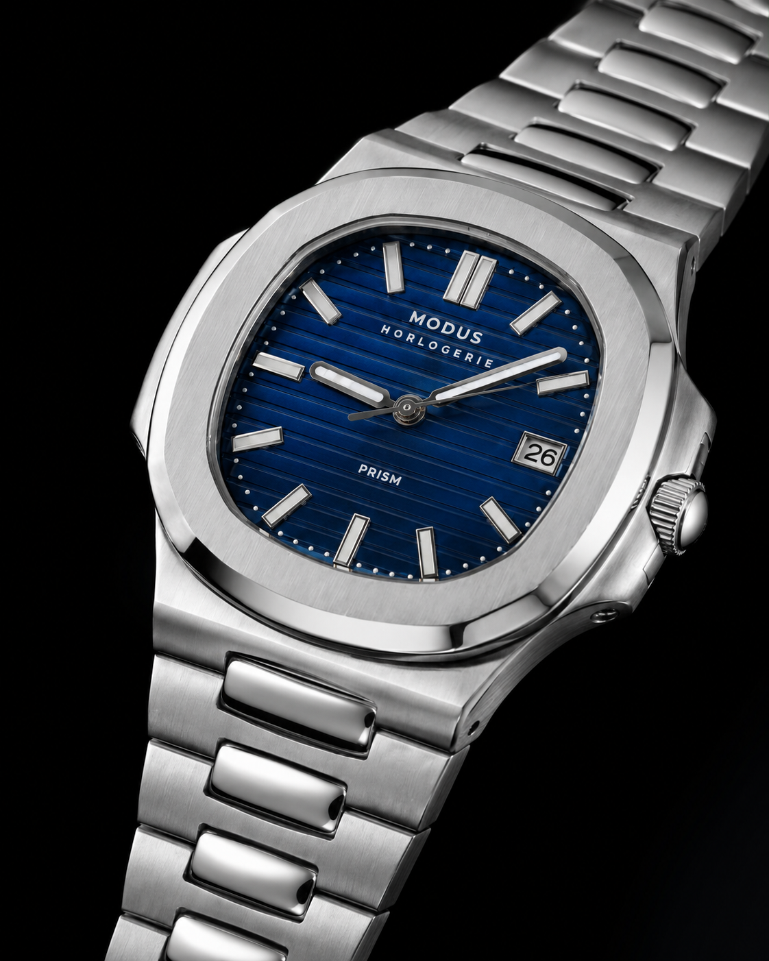 Montre Modus Prism Cobalt, cadran bleu strié et bracelet acier intégré, de trois quarts