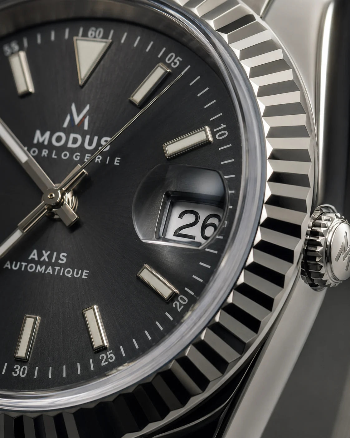 AXIS · Automatique · Ardoise — macro du cadran ardoise soleillé et du guichet de date