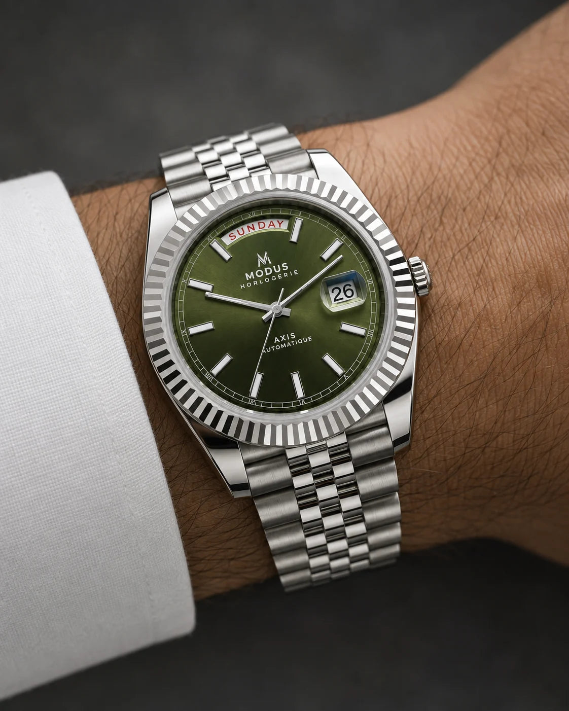 AXIS · Automatique · Olive — portée au poignet