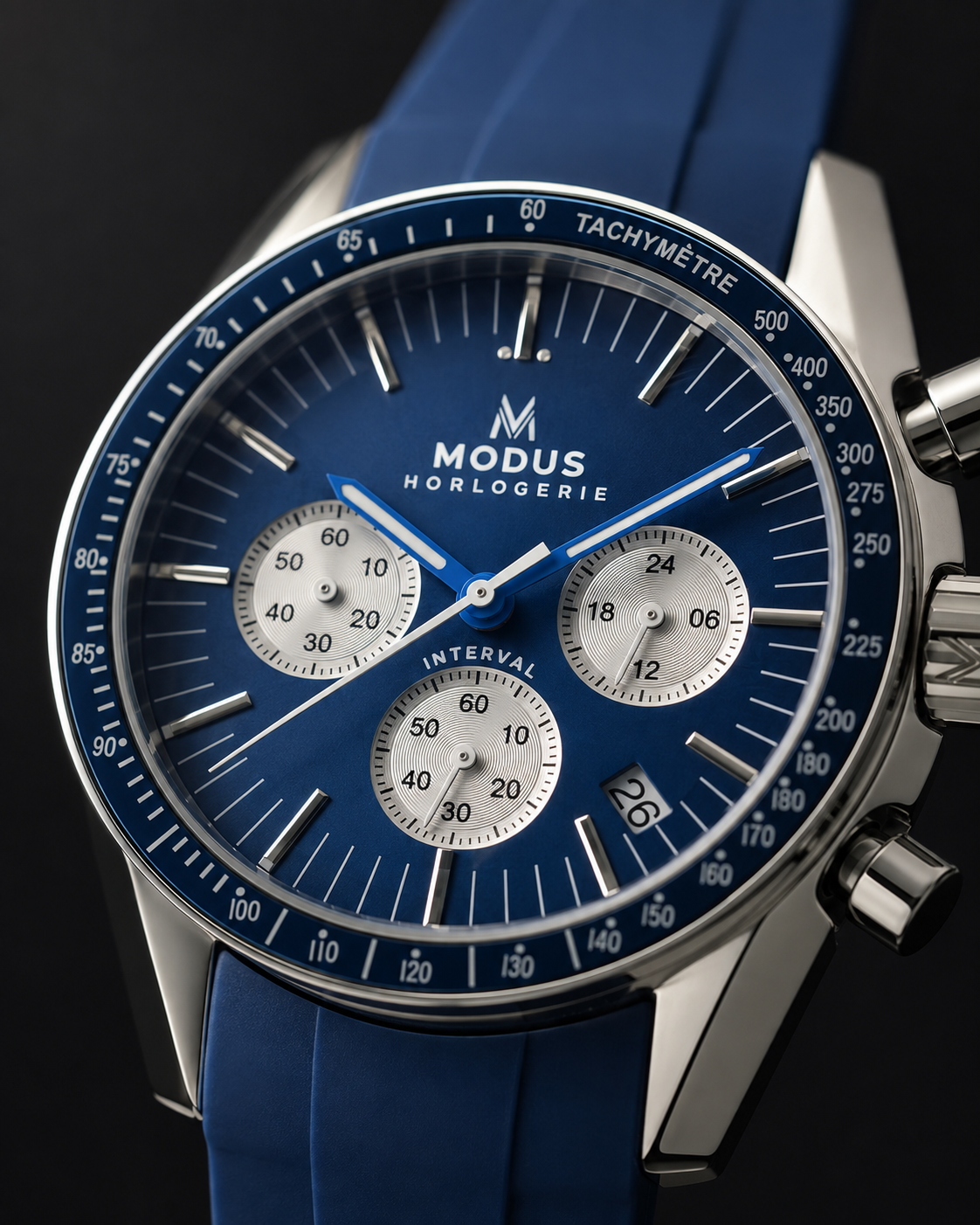 Chronographe à cadran bleu de face, lunette tachymètre et guichet de date