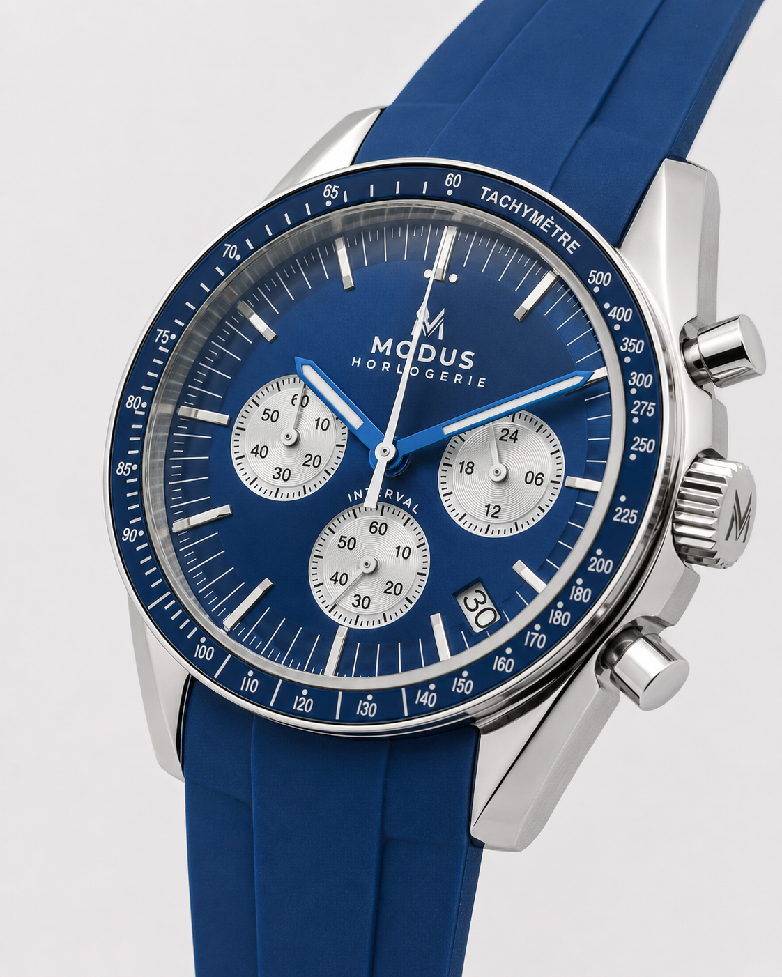 Chronographe Modus à cadran bleu et compteurs argentés, boîtier acier, de trois quarts