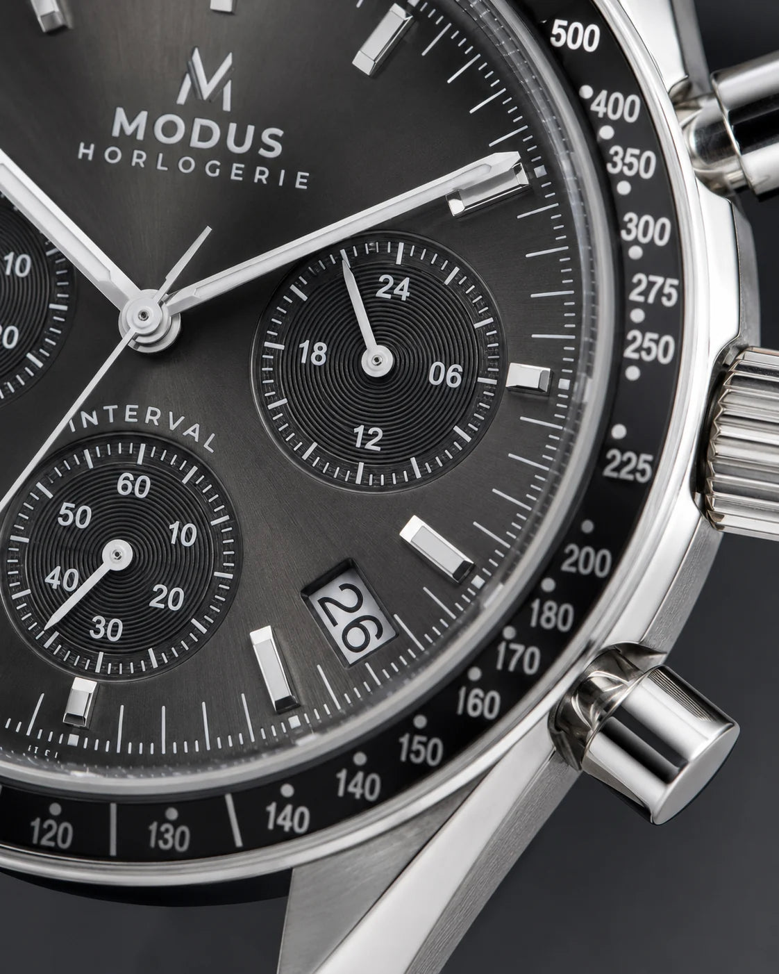 COSMOS · Chronographe · Anthracite — macro du cadran anthracite, compteurs creusés et échelle tachymétrique