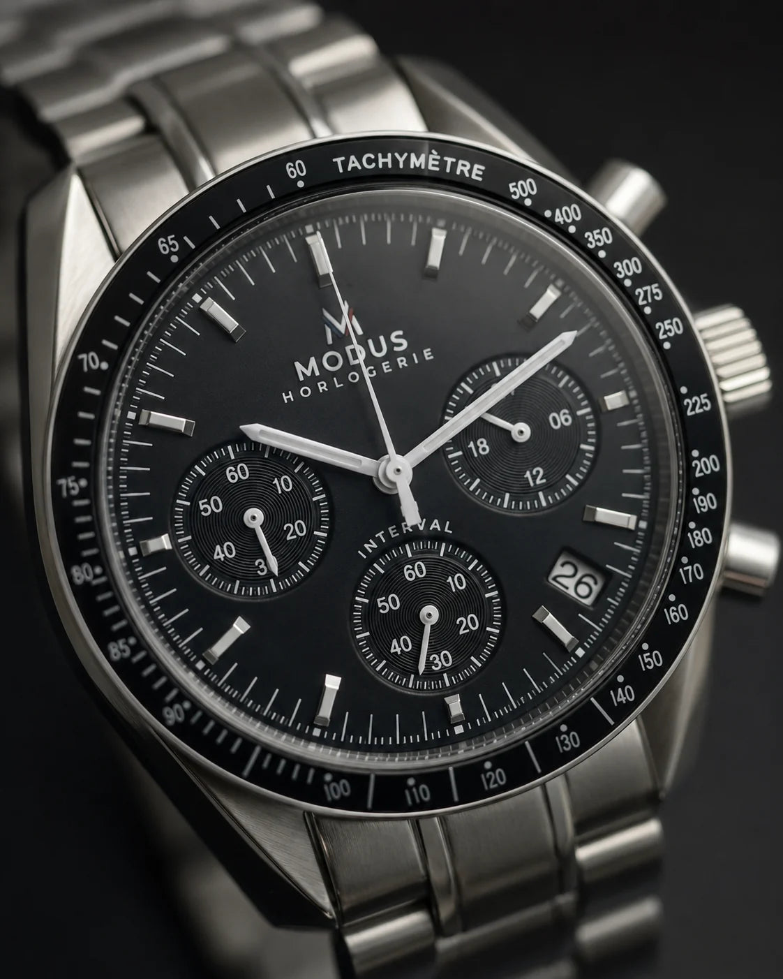 COSMOS · Chronographe · Anthracite — détail du boîtier acier et des poussoirs de chronographe