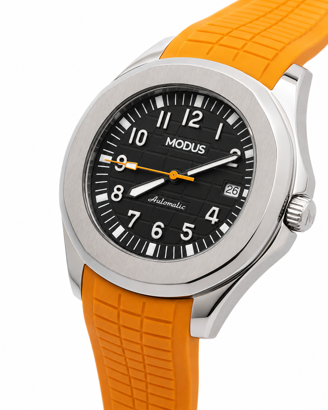 Montre automatique Modus Atlas Magma, cadran noir et bracelet caoutchouc orange, de trois quarts