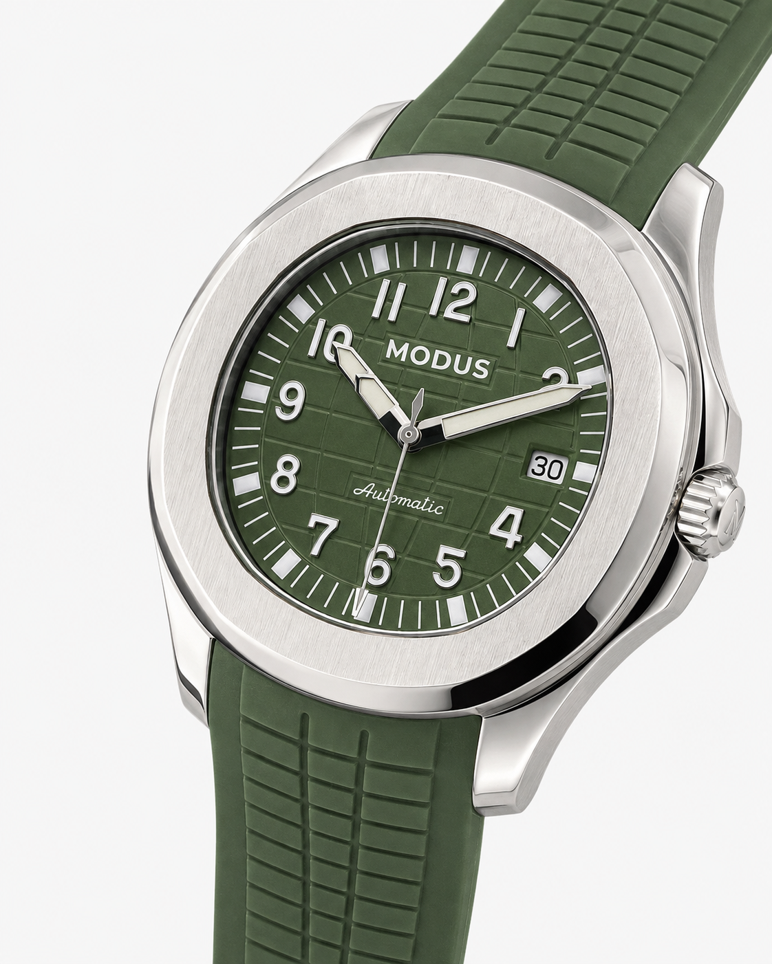 Montre automatique Modus Atlas Sylve, cadran vert texturé et boîtier acier, de trois quarts