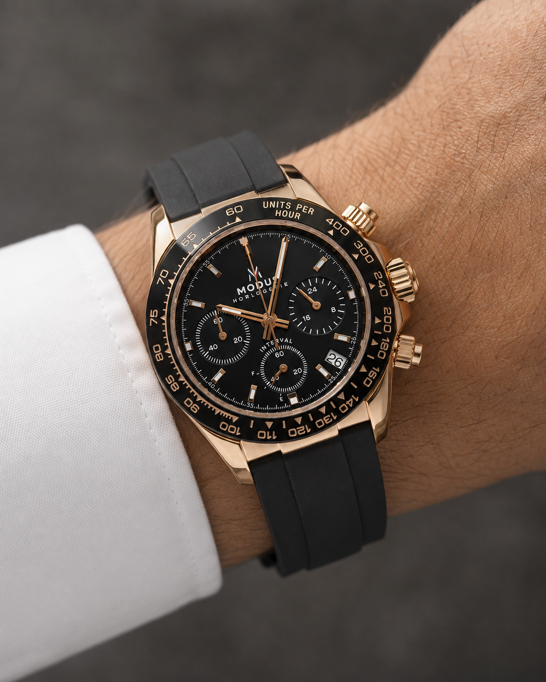 INTERVAL · Chronographe · Or rose & noir — portée au poignet