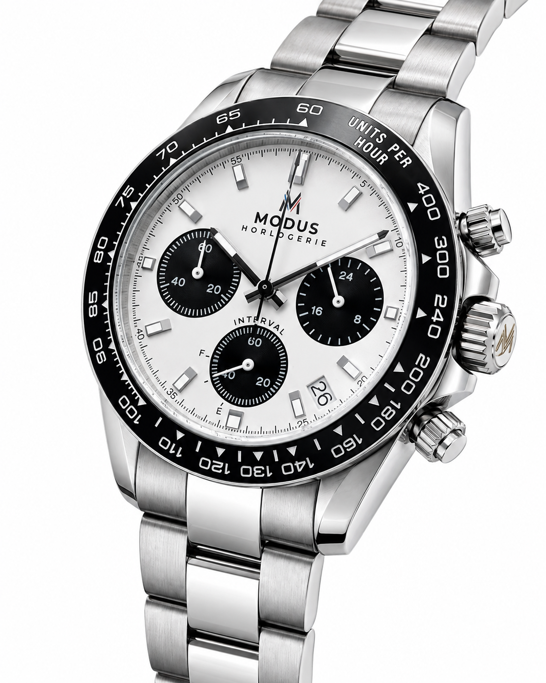 Interval Piste, chronographe automatique acier à cadran panda blanc et compteurs noirs, trois-quarts sur bracelet acier — Modus Horlogerie