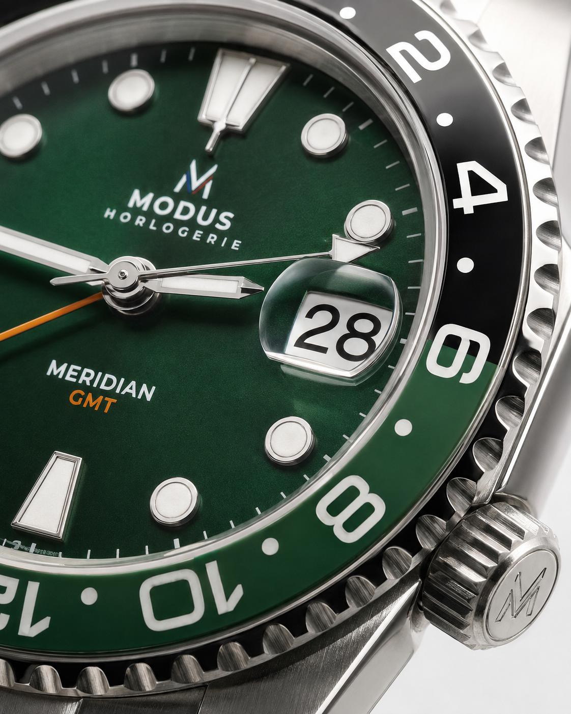 MERIDIAN-02 Méridien Vert GMT, cadran vert et aiguille 24 h orange, macro du guichet de date — Modus Horlogerie