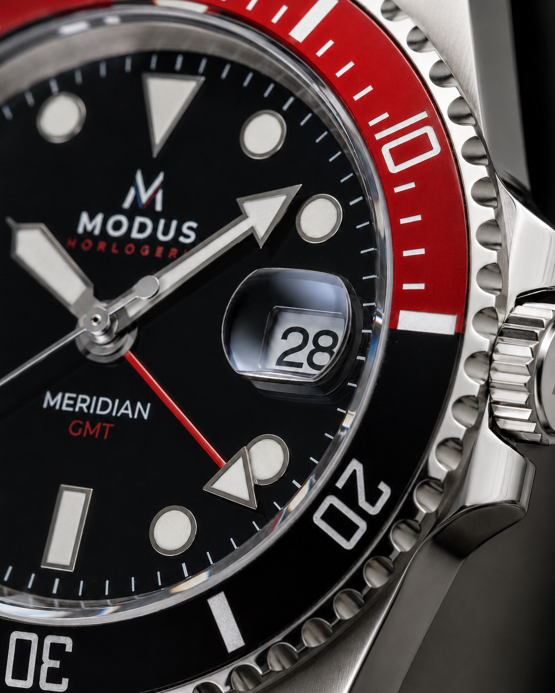 MERIDIAN-03 Méridien Rouge GMT, cadran noir et lunette rouge et noire, macro du cadran et du guichet de date — Modus Horlogerie