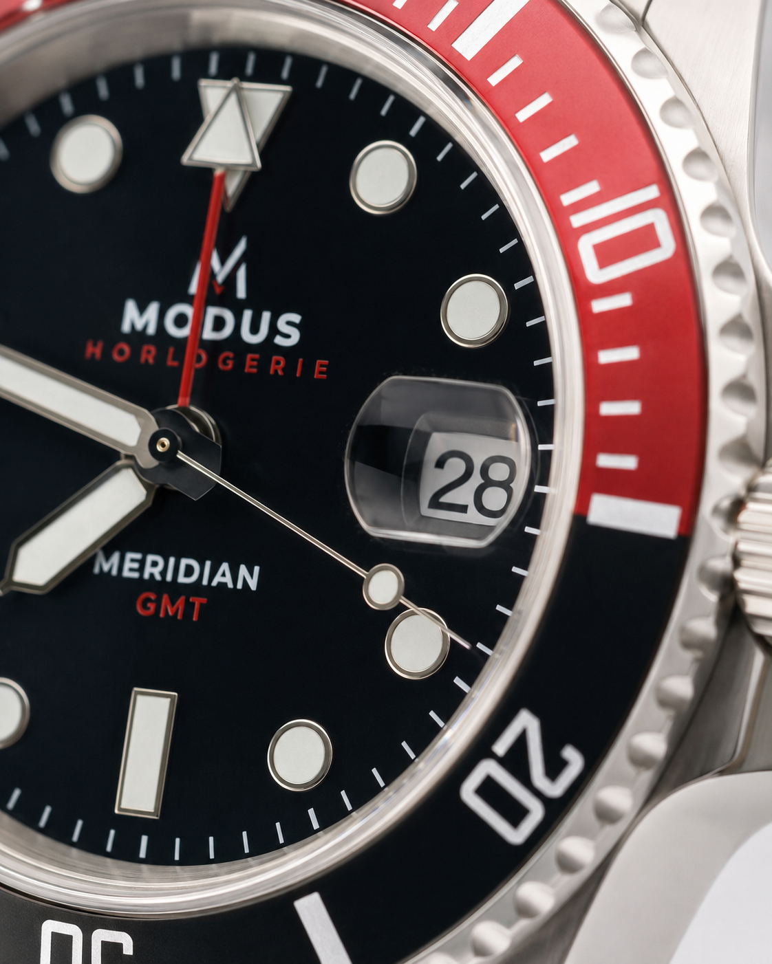 MERIDIAN-03 Méridien Rouge GMT, cadran noir et lunette rouge et noire, macro du logo et de la lunette — Modus Horlogerie