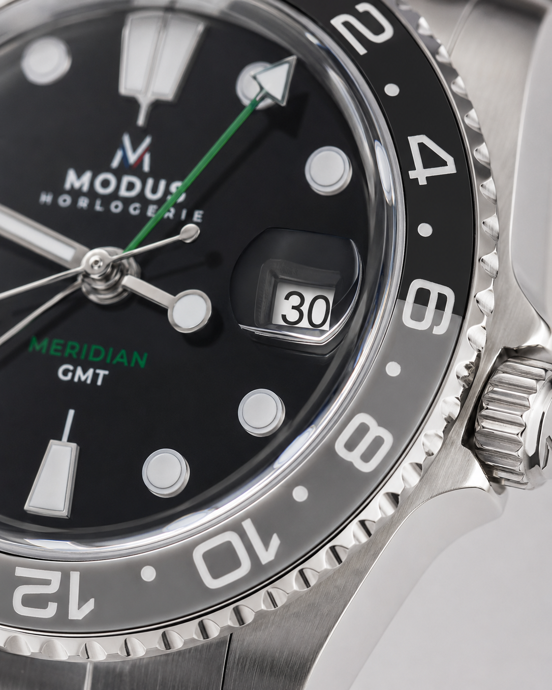 MERIDIAN-06 Noir, montre automatique GMT acier, lunette noire, aiguille 24 h verte — Modus Horlogerie