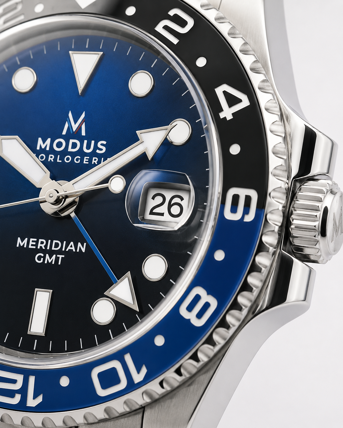 Meridian Minuit, montre automatique GMT acier, cadran bleu et lunette bleu-noir — Modus Horlogerie