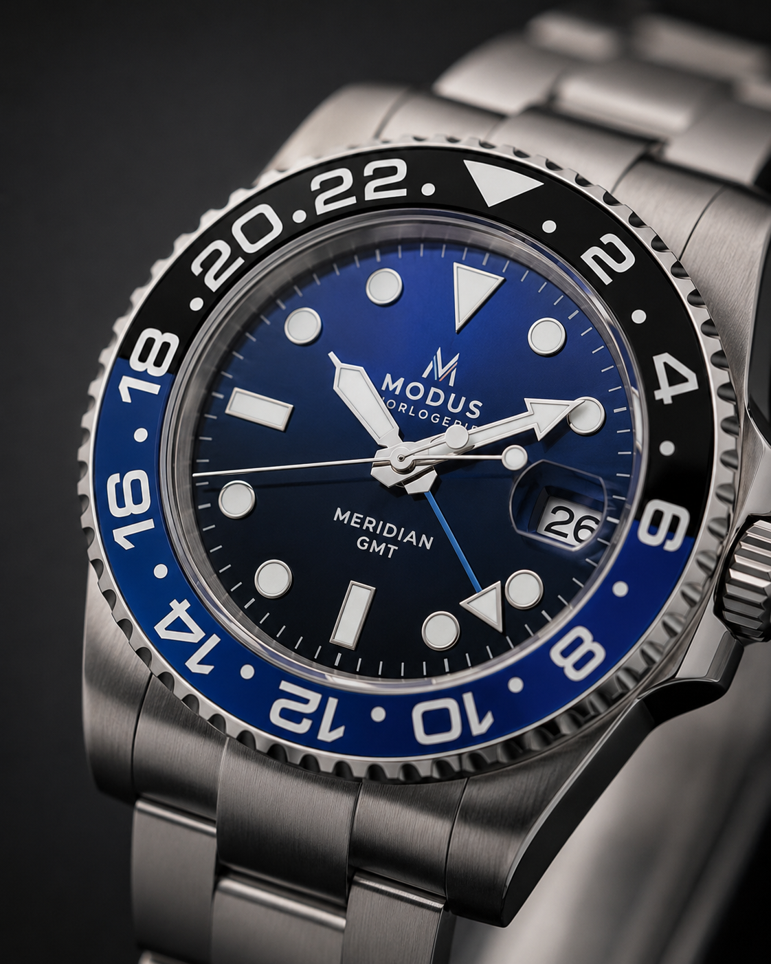 Meridian Minuit, montre automatique GMT acier, cadran bleu et lunette bleu-noir — Modus Horlogerie